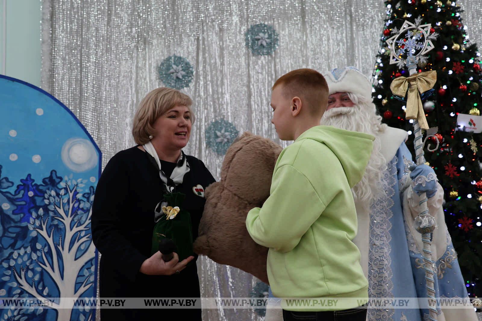 Региональная новогодняя елка в Пинске: чудеса и яркие эмоции для детей
