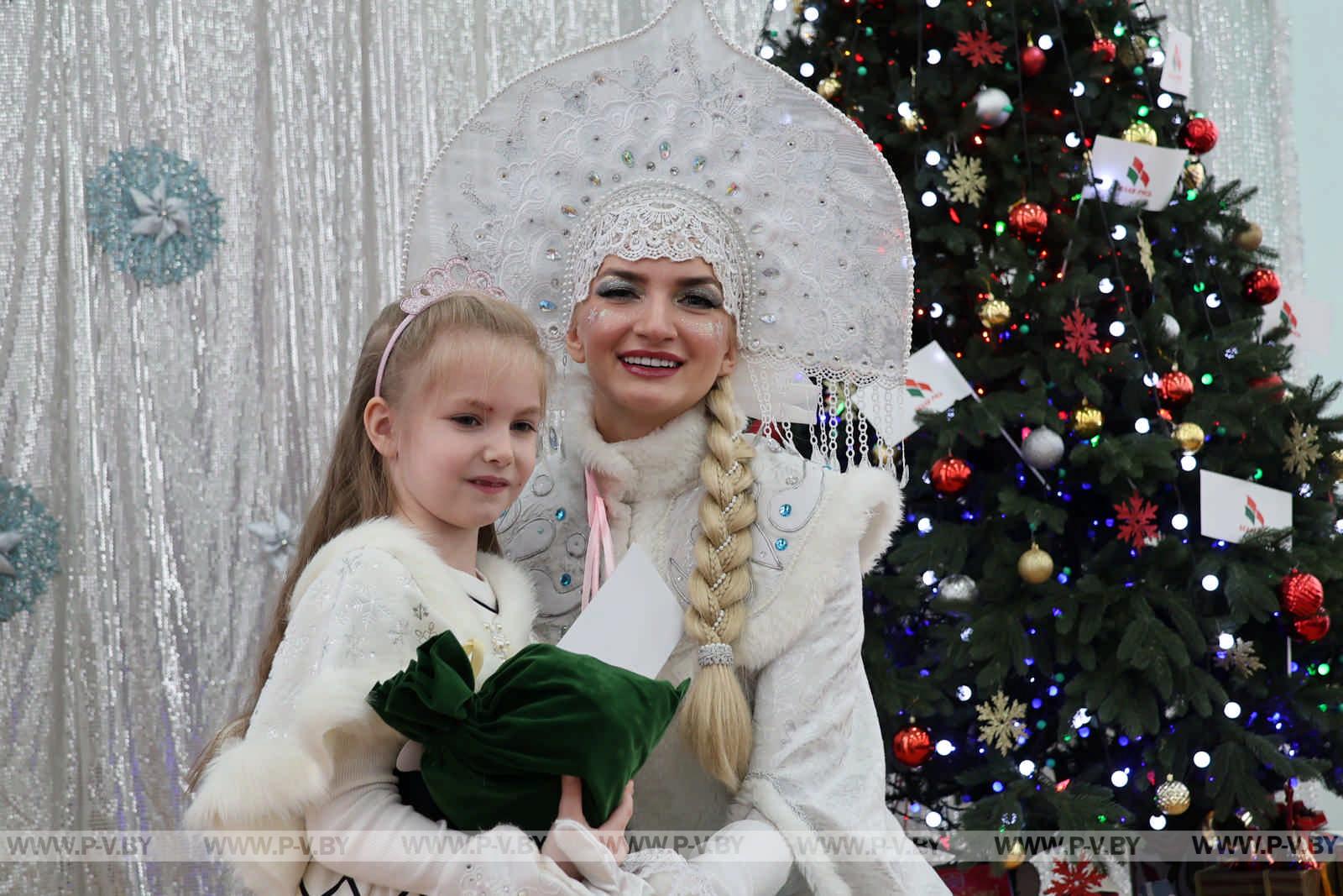 Региональная новогодняя елка в Пинске: чудеса и яркие эмоции для детей