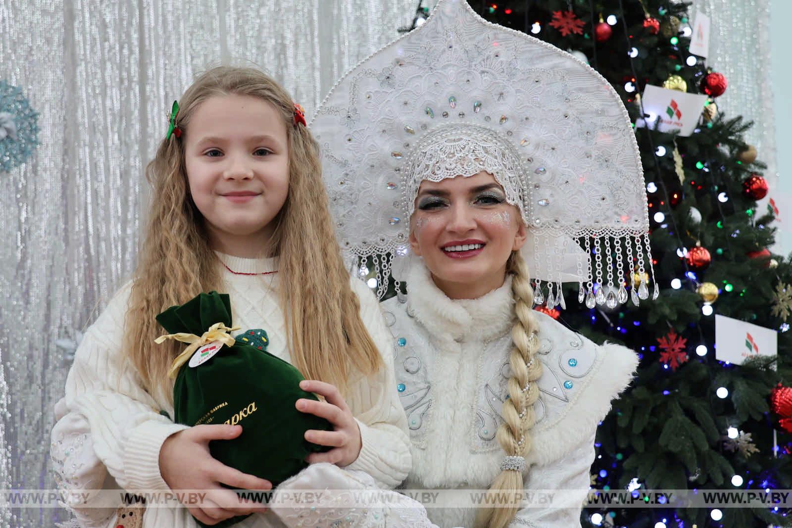 Региональная новогодняя елка в Пинске: чудеса и яркие эмоции для детей