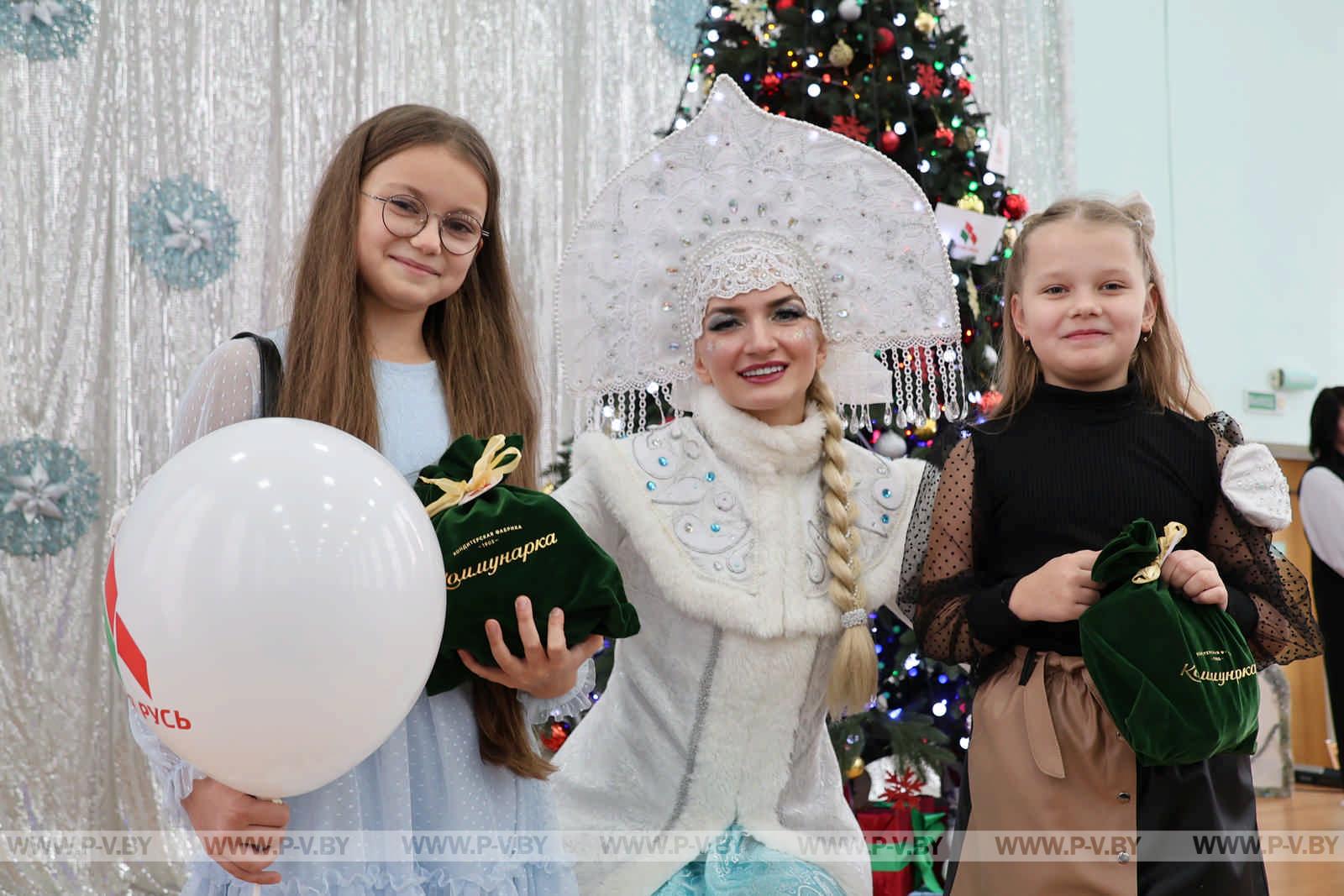 Региональная новогодняя елка в Пинске: чудеса и яркие эмоции для детей