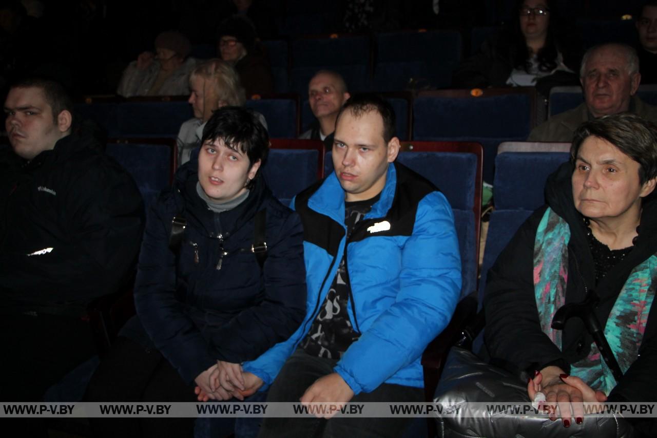 В городском Доме культуры состоялась концертная программа «Мир один для всех», посвященная Международному дню инвалидов