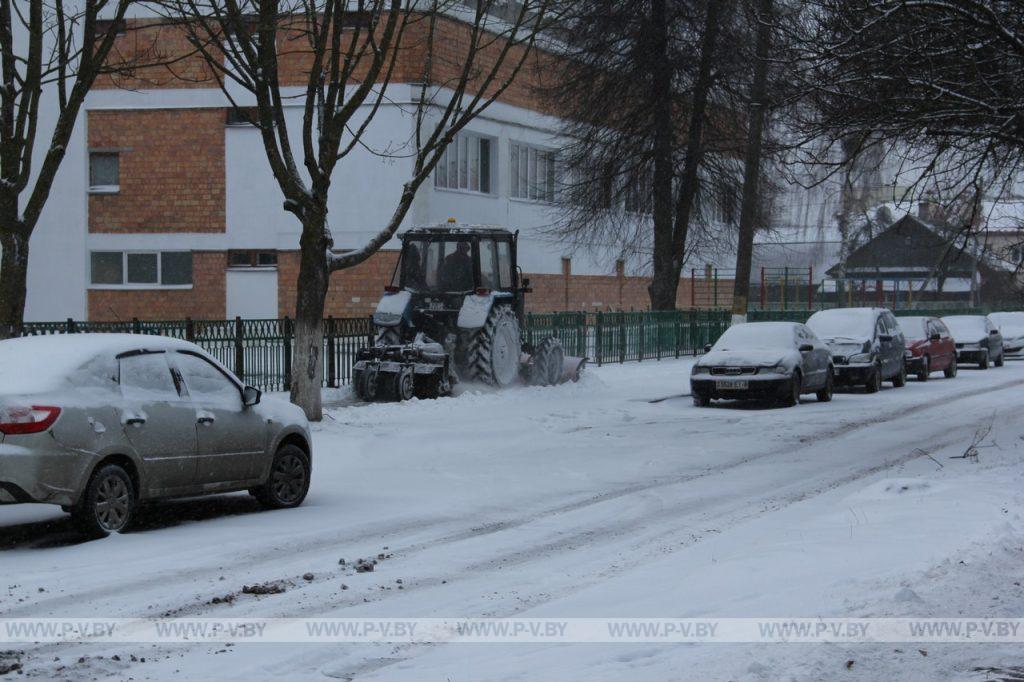 Как пинские коммунальщики справляются со снегом Как пинские коммунальщики справляются со снегом