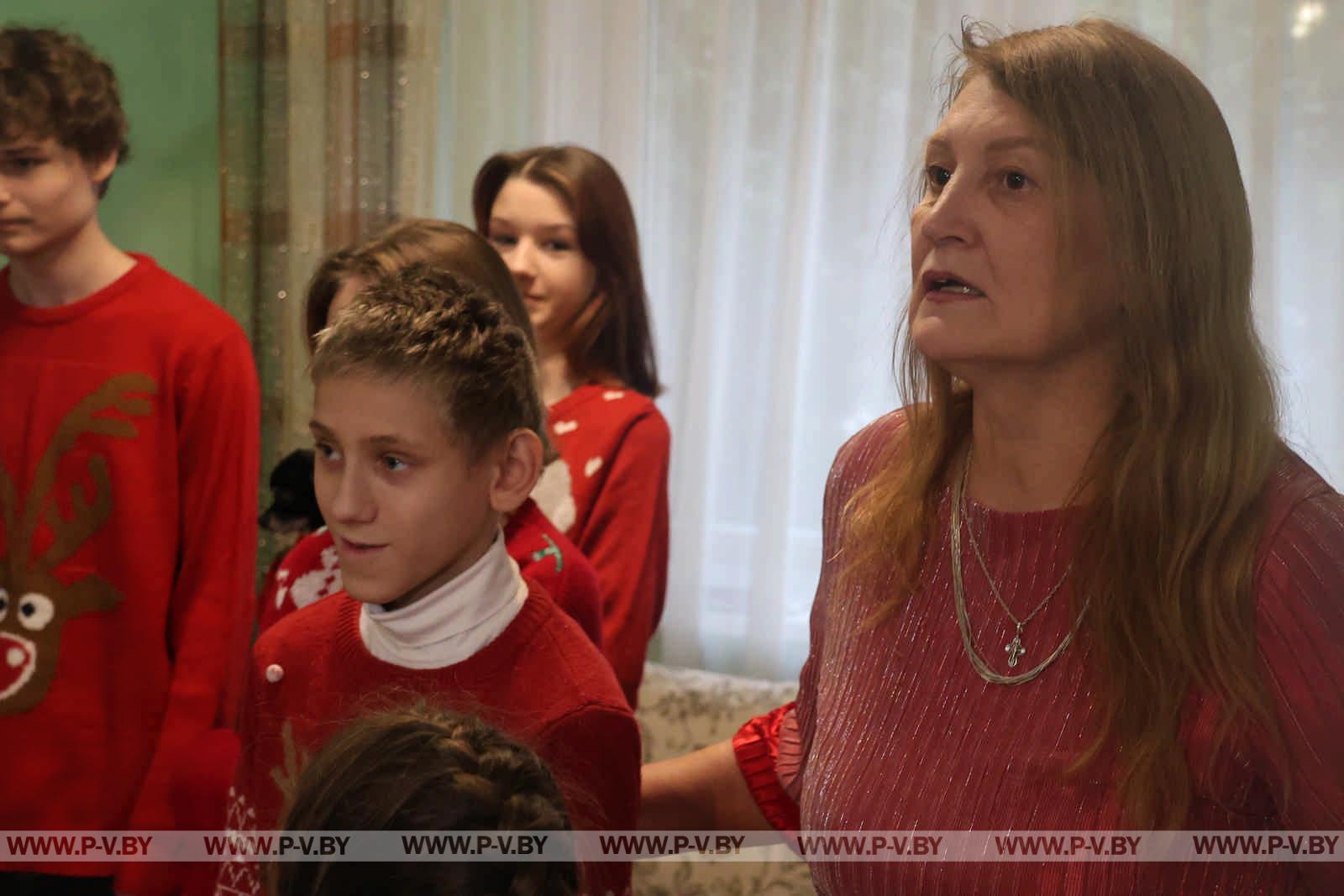 В Пинске дан старт новогодней благотворительной акции "Наши дети"