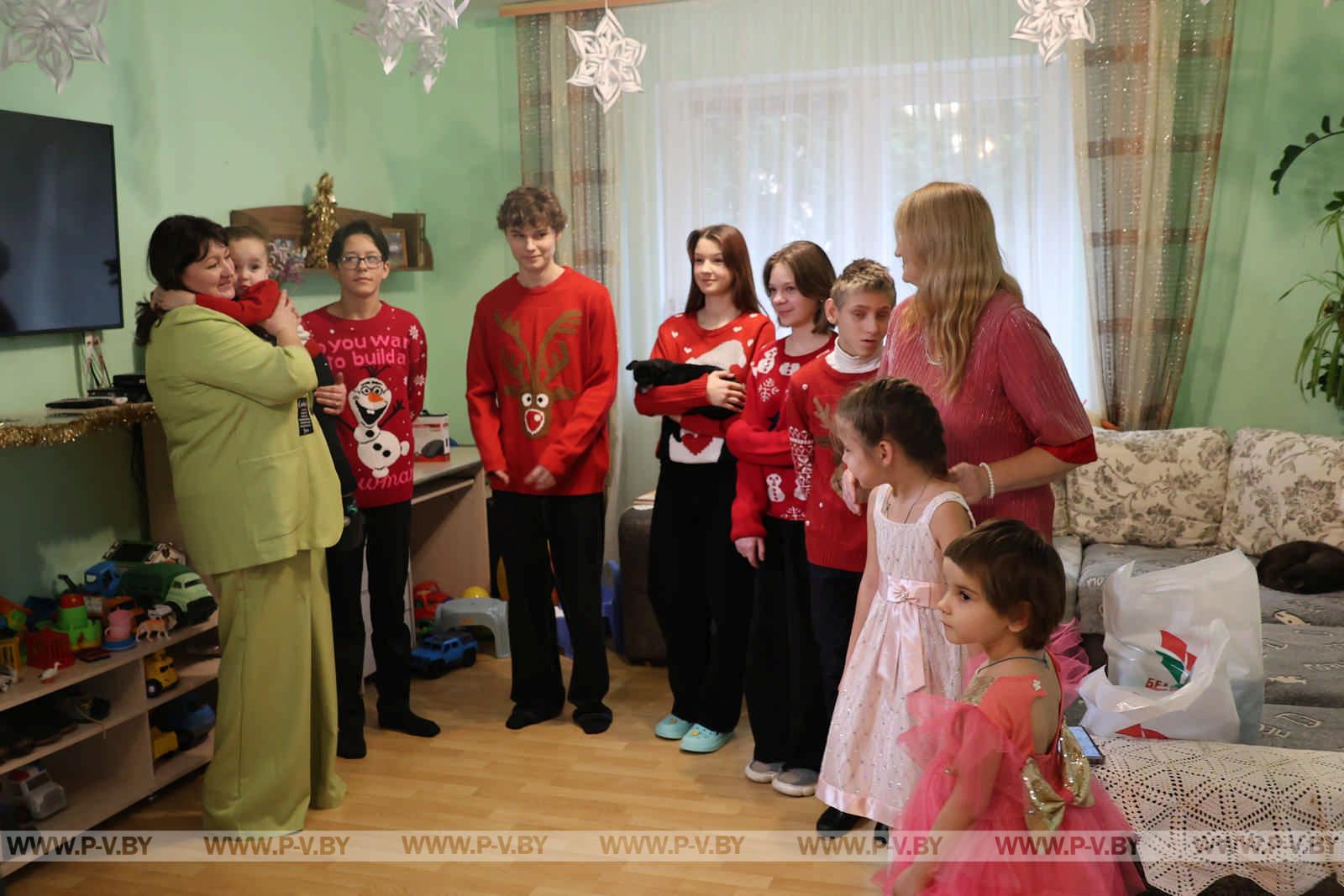 В Пинске дан старт новогодней благотворительной акции "Наши дети"