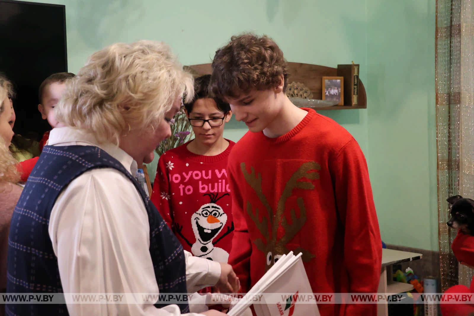 В Пинске дан старт новогодней благотворительной акции "Наши дети"