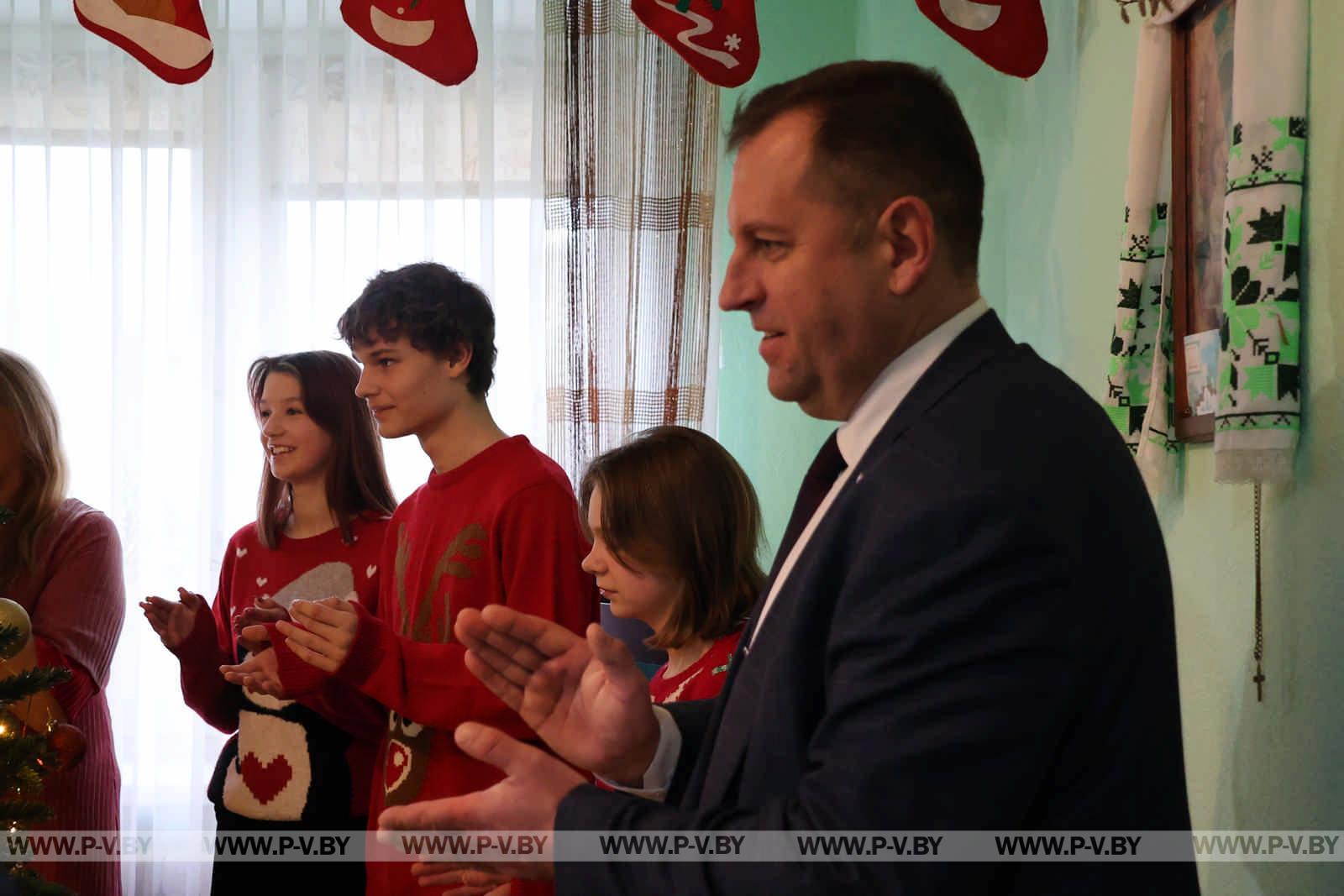 В Пинске дан старт новогодней благотворительной акции "Наши дети"