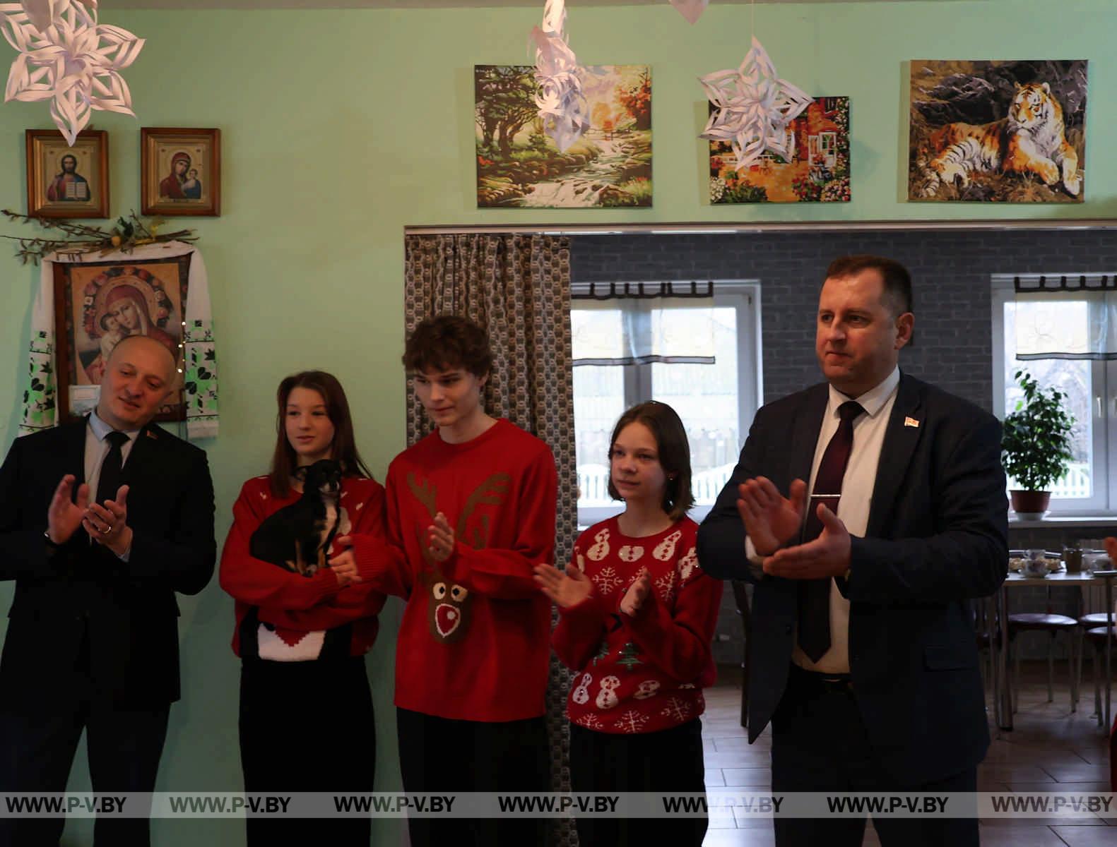 В Пинске дан старт новогодней благотворительной акции "Наши дети"