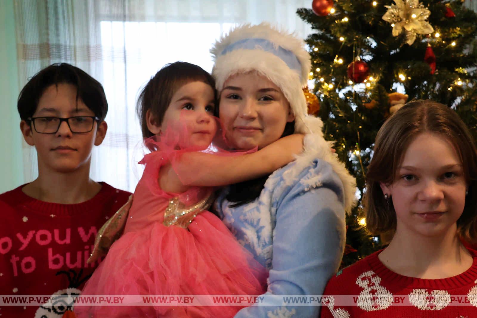 В Пинске дан старт новогодней благотворительной акции "Наши дети"