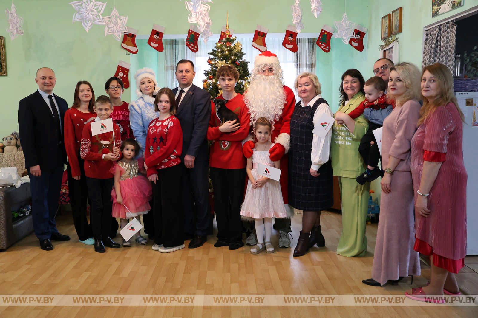 В Пинске дан старт новогодней благотворительной акции "Наши дети"