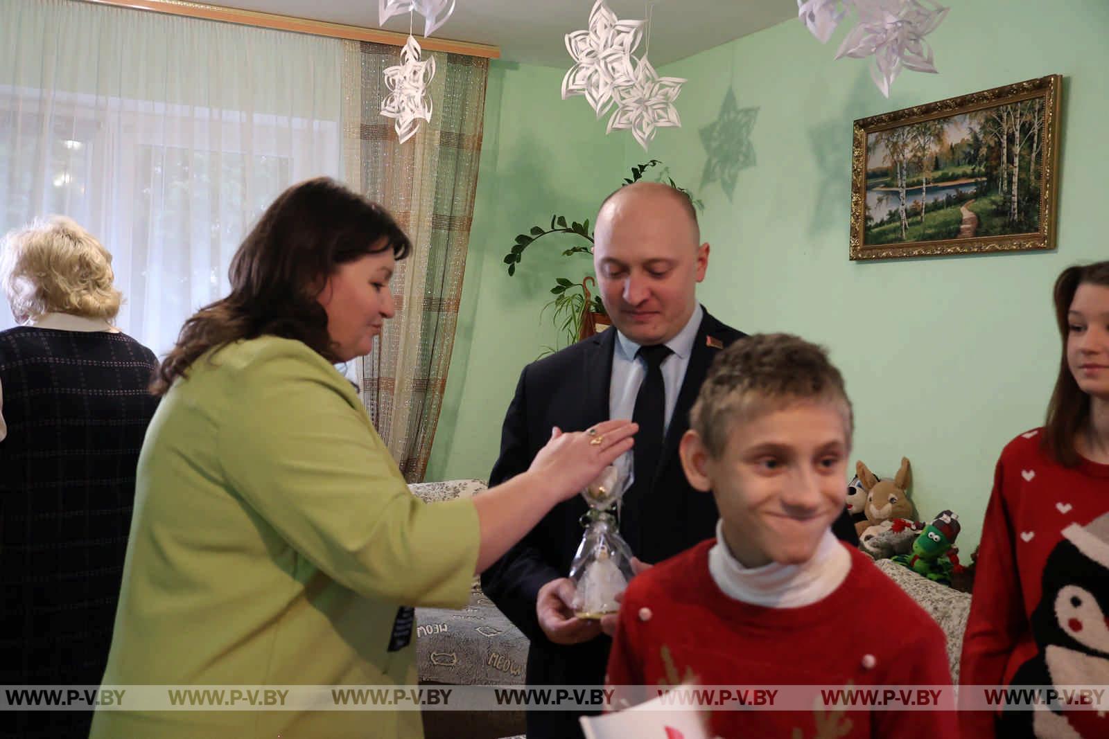 В Пинске дан старт новогодней благотворительной акции "Наши дети"