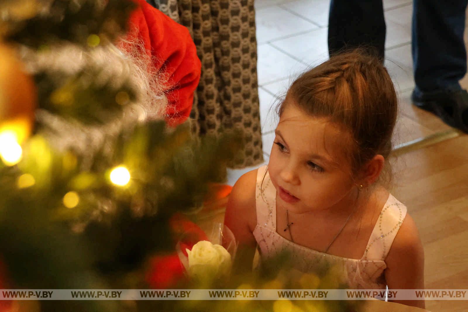 В Пинске дан старт новогодней благотворительной акции "Наши дети"