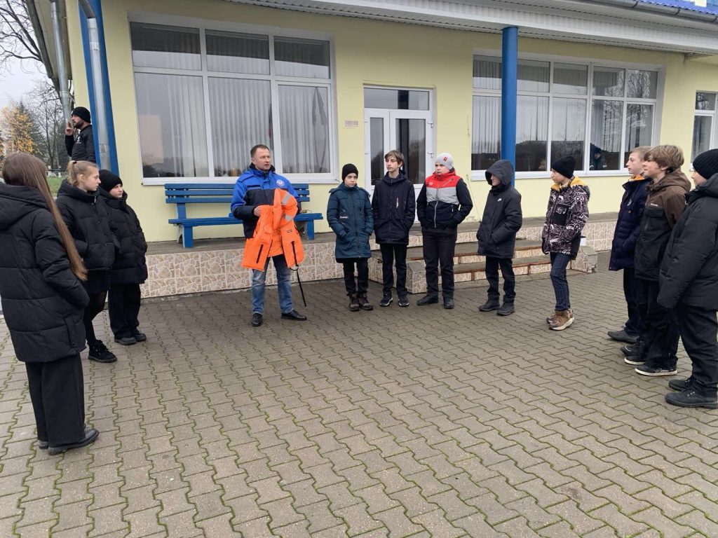 Детям из Пинского района рассказали, как распознать опасный лед