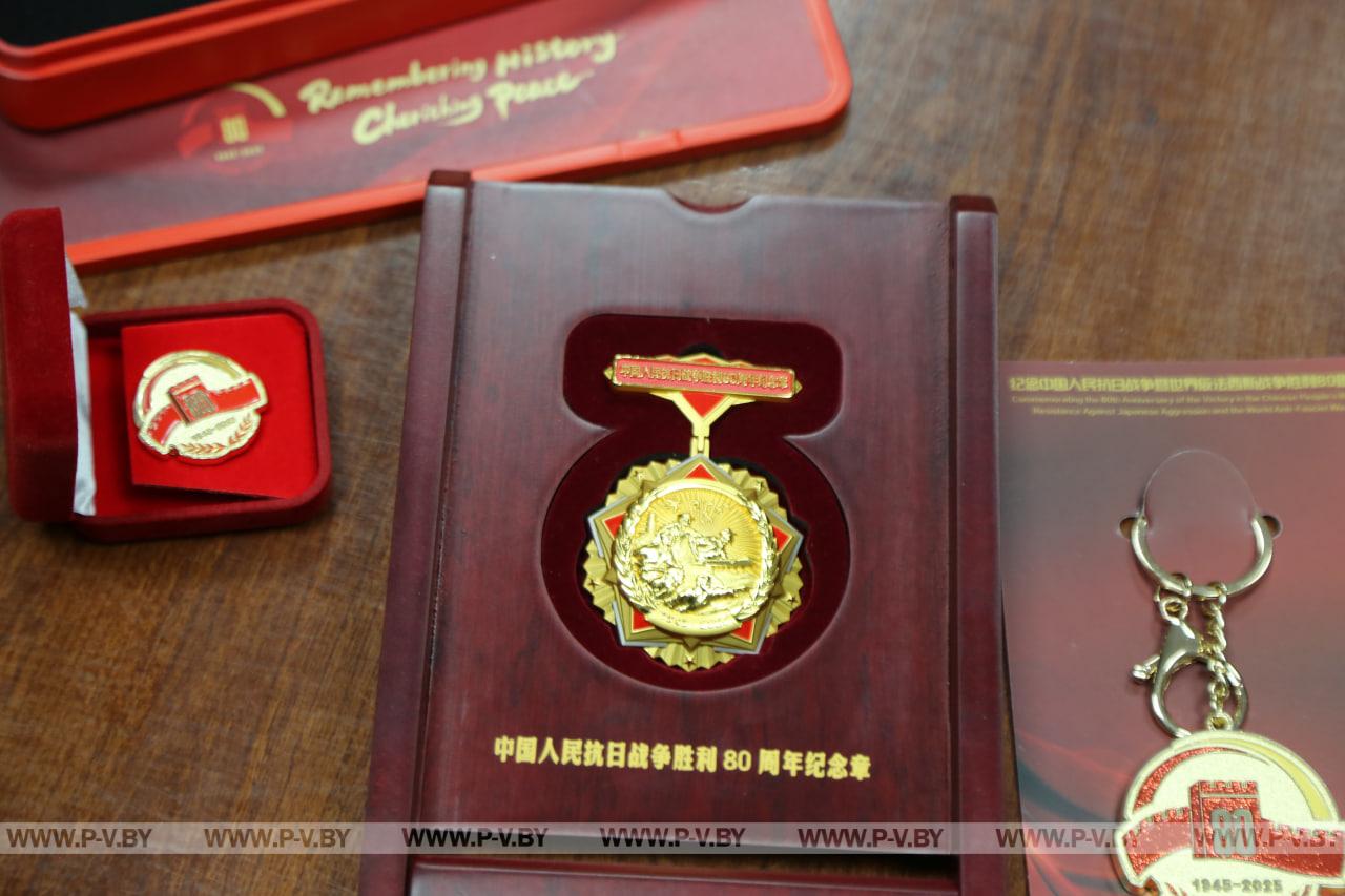 Сотрудники посольства КНР в Беларуси передали китайскую медаль в честь 80-летия Победы участнице войны из Пинска