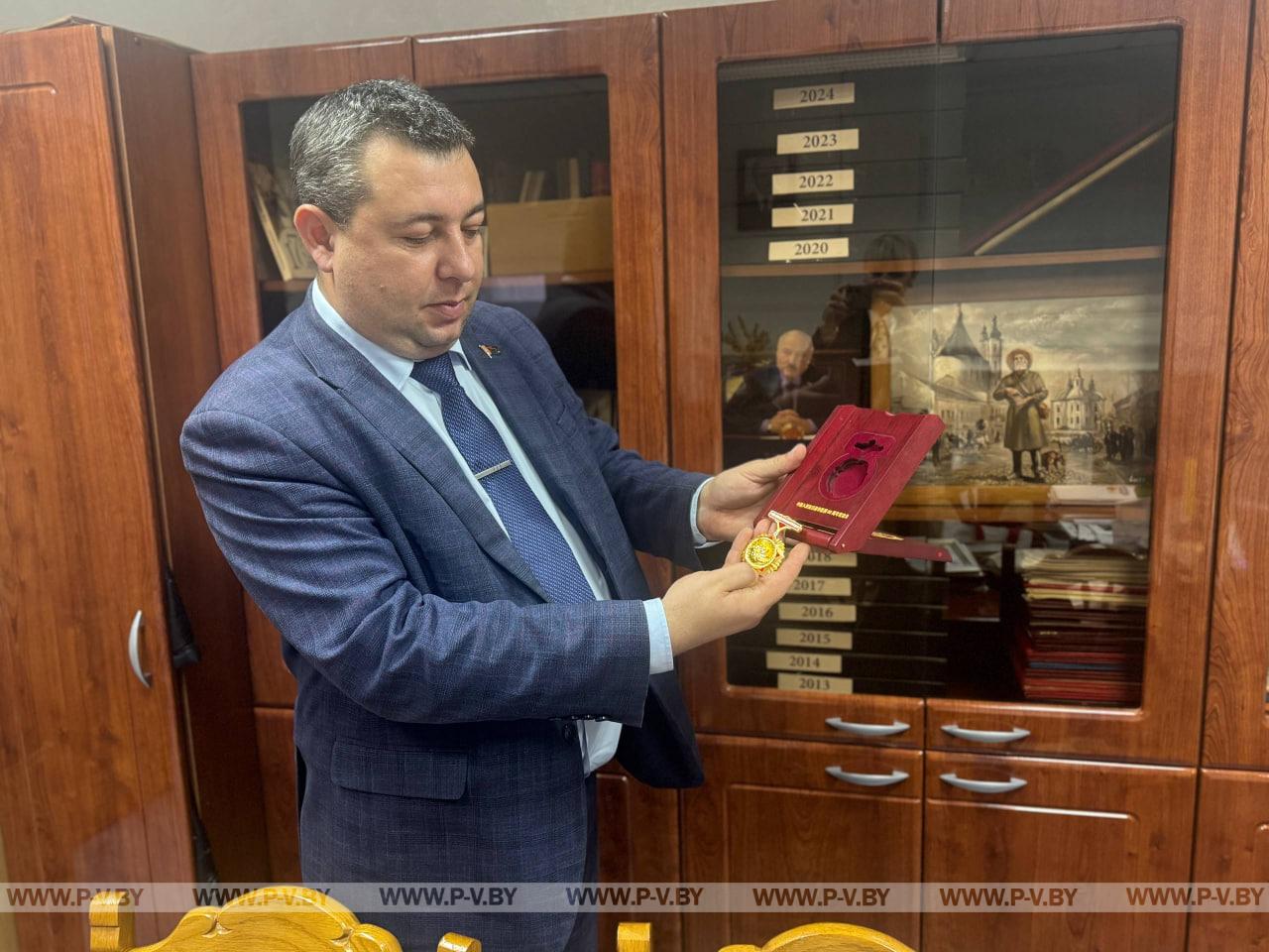 Сотрудники посольства КНР в Беларуси передали китайскую медаль в честь 80-летия Победы участнице войны из Пинска