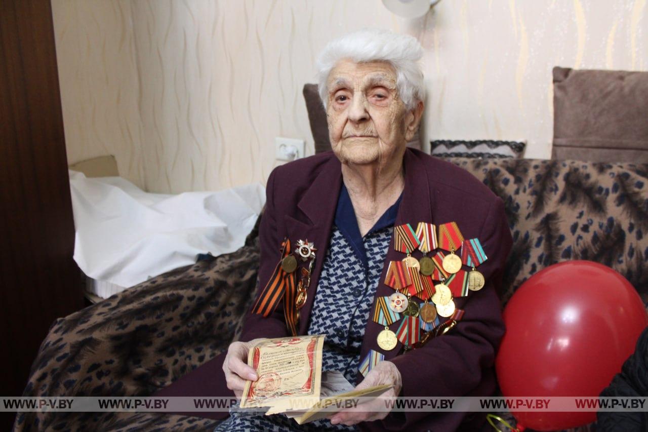 Сотрудники посольства КНР в Беларуси передали китайскую медаль в честь 80-летия Победы участнице войны из Пинска