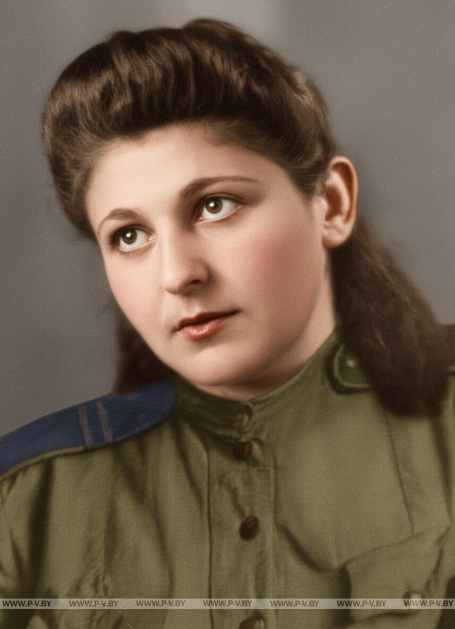 Сотрудники посольства КНР в Беларуси передали китайскую медаль в честь 80-летия Победы участнице войны из Пинска