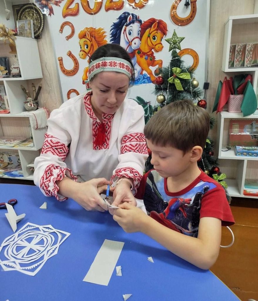 Сделали красивые снежинки к празднику