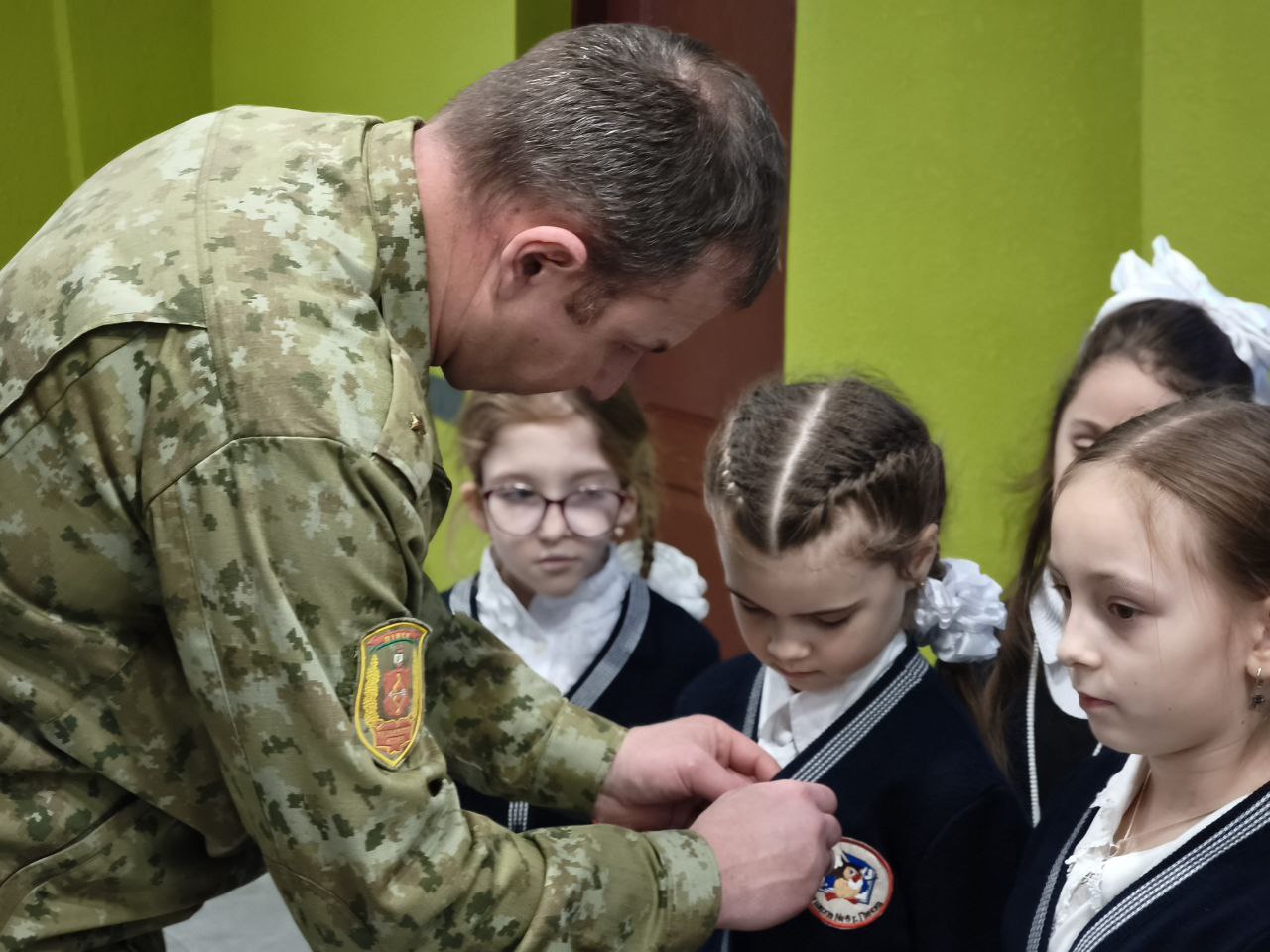 Пограничники приняли участие в торжественном посвящении школьников в члены «БРПО»