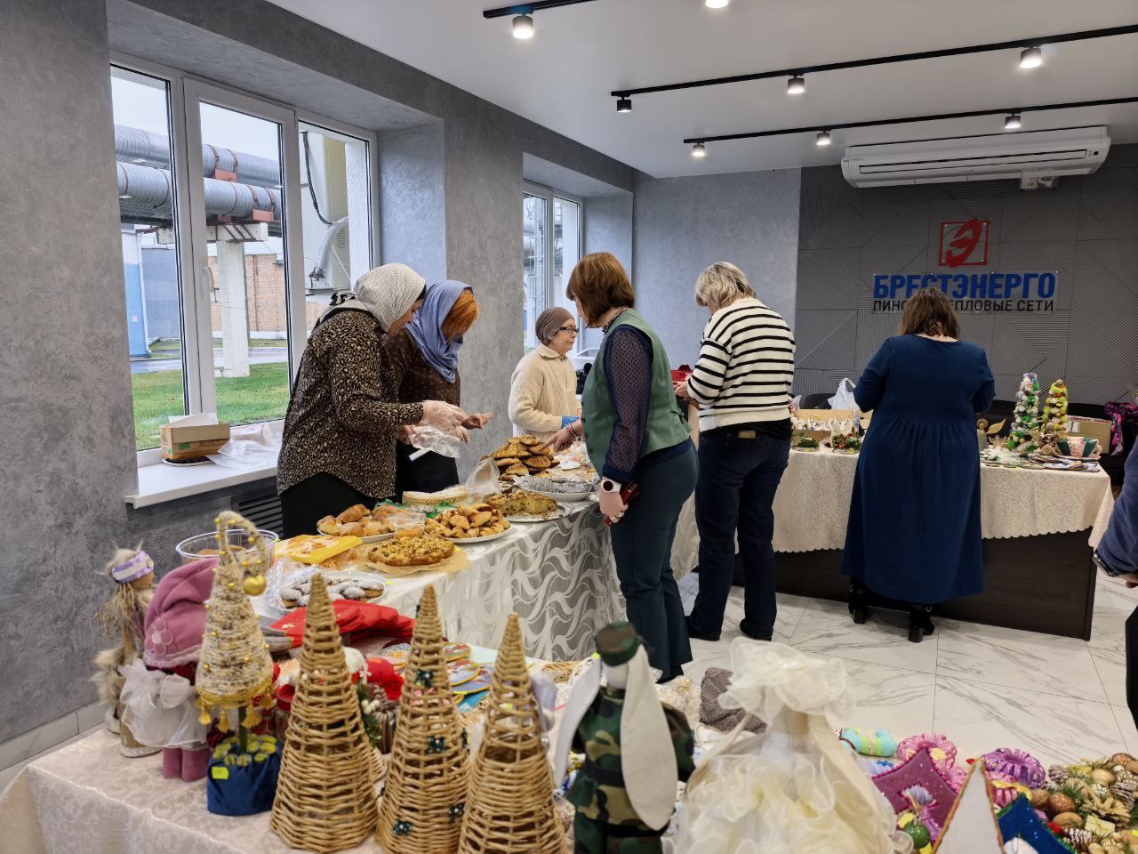 В Пинских тепловых сетях прошла благотворительная выставка-ярмарка "Под крылом ангела"