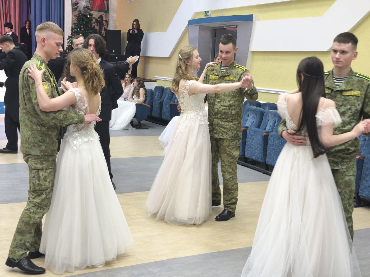 Пинские пограничники приняли участие в новогоднем балу