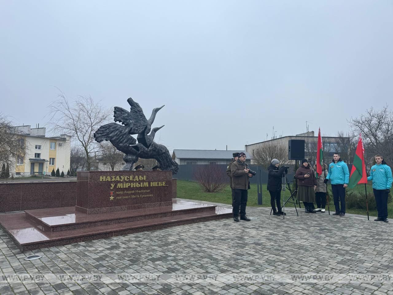 Делегация ВНС посетила г. Барановичи: возложение цветов у Мемориала погибших летчиков, знакомство со школой и музеем