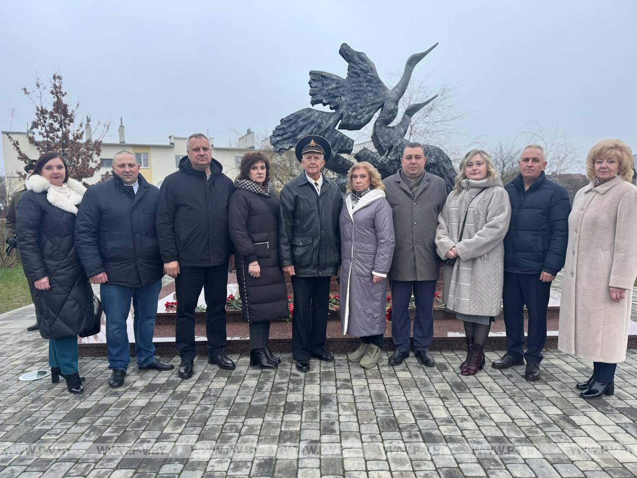 Делегация ВНС посетила г. Барановичи: возложение цветов у Мемориала погибших летчиков, знакомство со школой и музеем