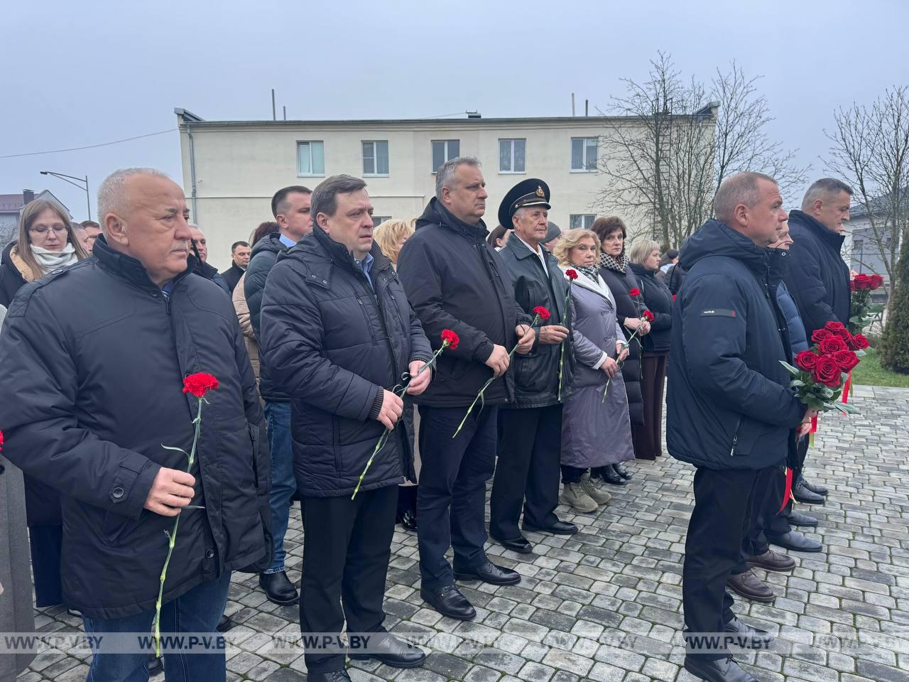 Делегация ВНС посетила г. Барановичи: возложение цветов у Мемориала погибших летчиков, знакомство со школой и музеем