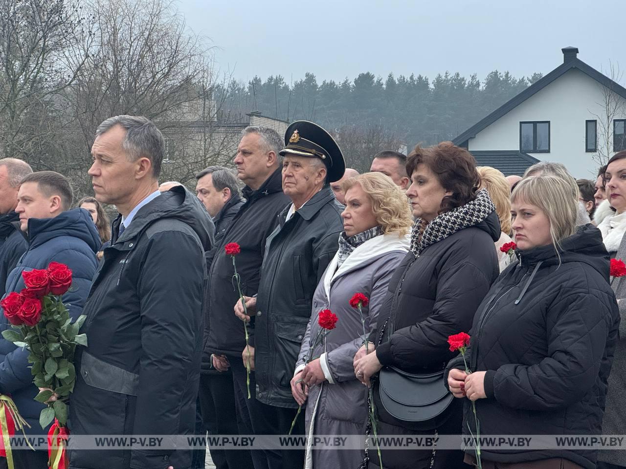 Делегация ВНС посетила г. Барановичи: возложение цветов у Мемориала погибших летчиков, знакомство со школой и музеем