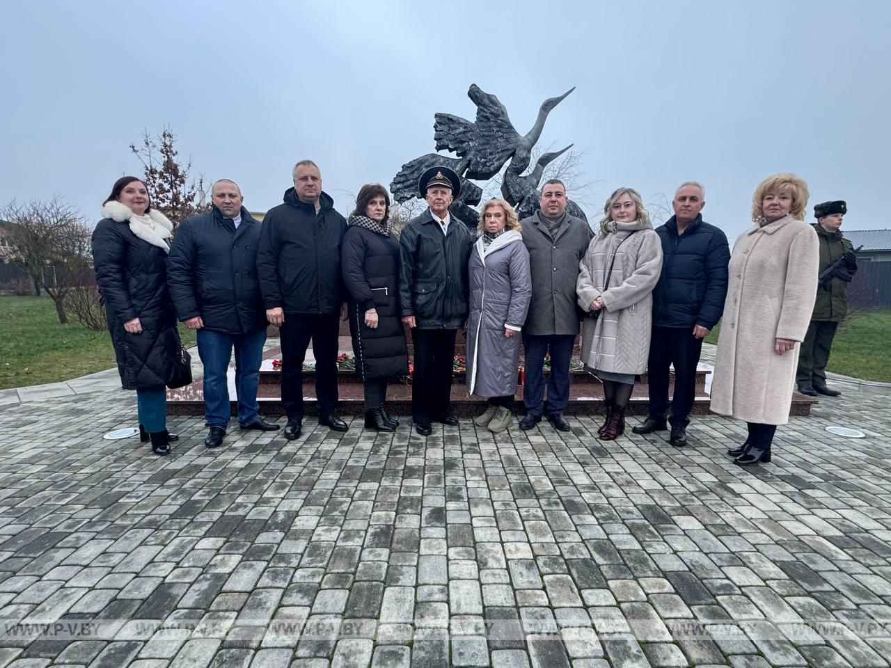 Делегация ВНС посетила г. Барановичи: возложение цветов у Мемориала погибших летчиков, знакомство со школой и музеем