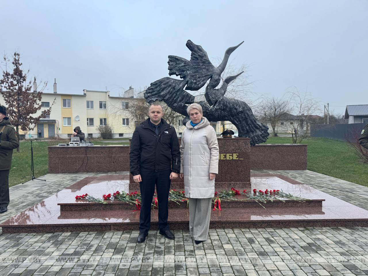 Делегация ВНС посетила г. Барановичи: возложение цветов у Мемориала погибших летчиков, знакомство со школой и музеем