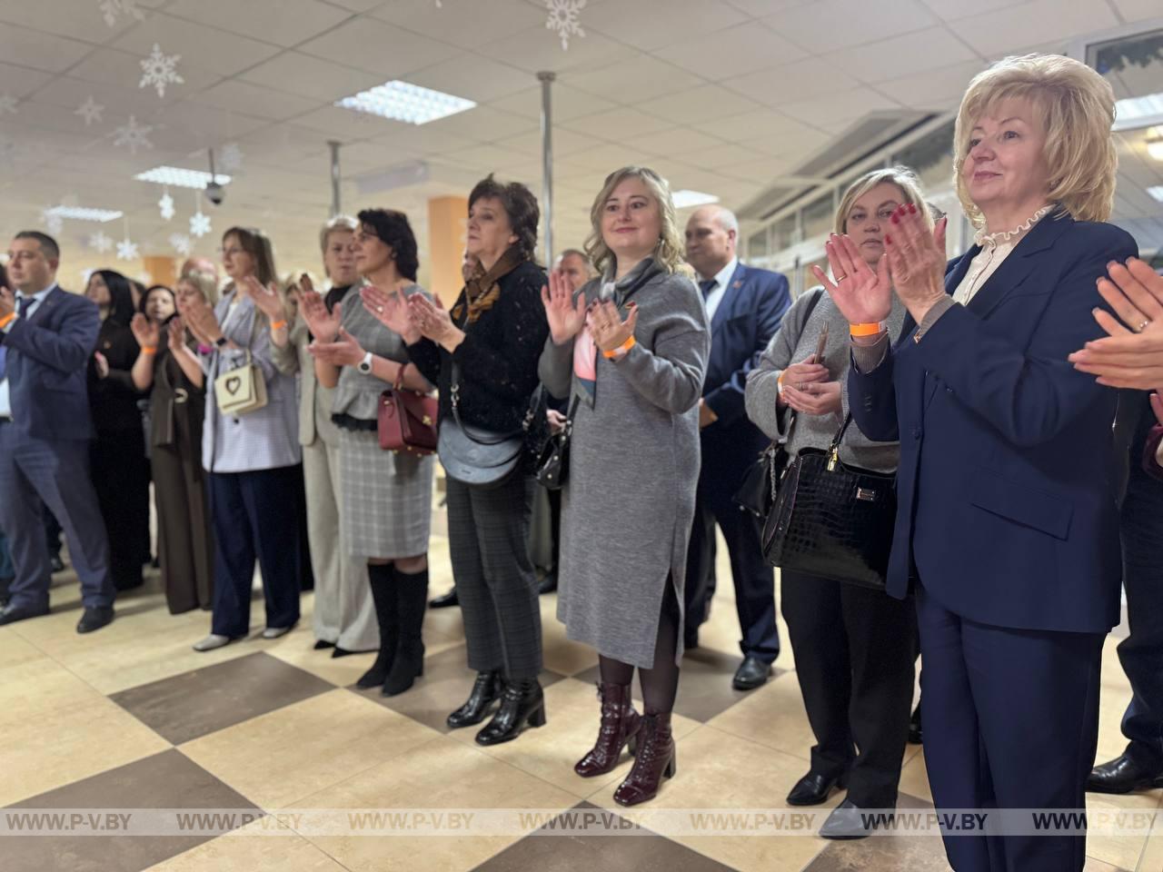 Делегация ВНС посетила г. Барановичи: возложение цветов у Мемориала погибших летчиков, знакомство со школой и музеем