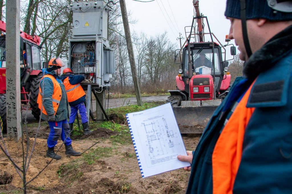 В Вишевичах работники Пинского городского РЭС приступили к плановой замене устаревшего оборудования