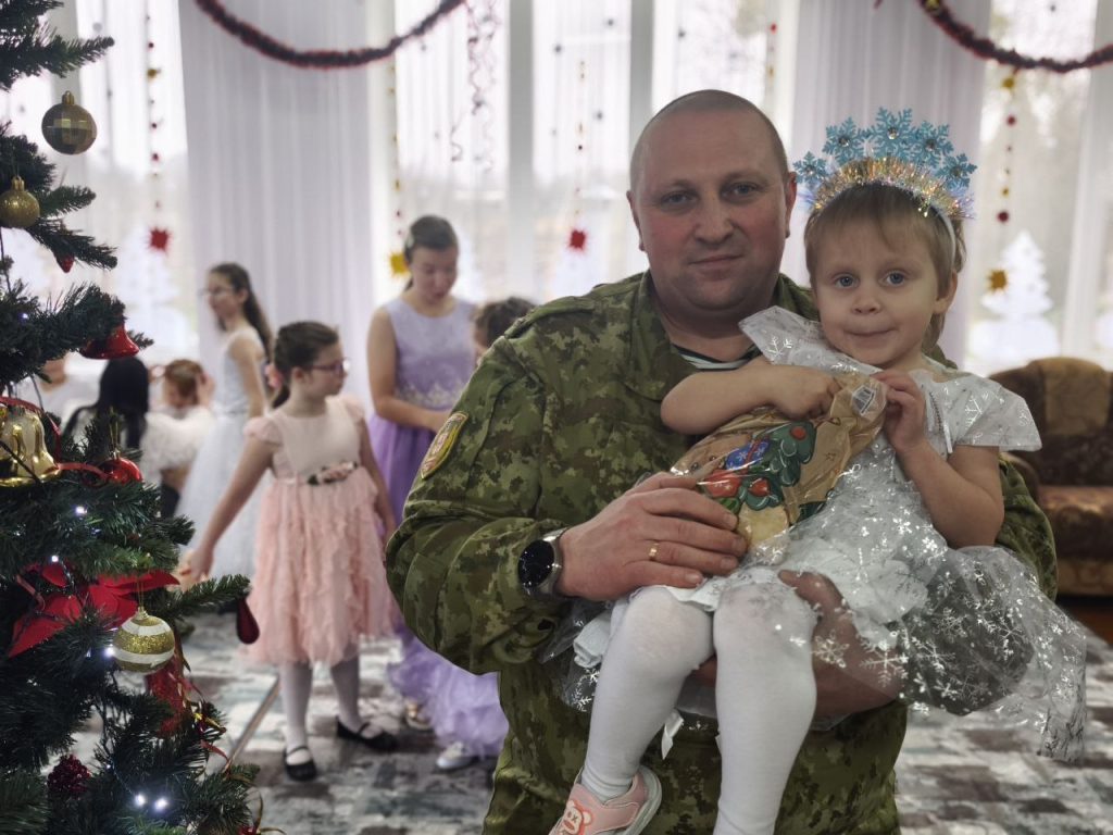 Пинские пограничники поздравили воспитанников Логишинского социально-педагогического центра