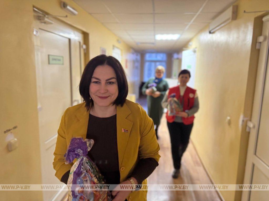 «От всей души»: депутат райсовета, представительницы городских организаций БСЖ и Красного Креста навестили с подарками пациентов отделения паллиативной помощи в Молотковичах «От всей души»: депутат райсовета, представительницы городских организаций БСЖ и Красного Креста навестили с подарками пациентов отделения паллиативной помощи в Молотковичах