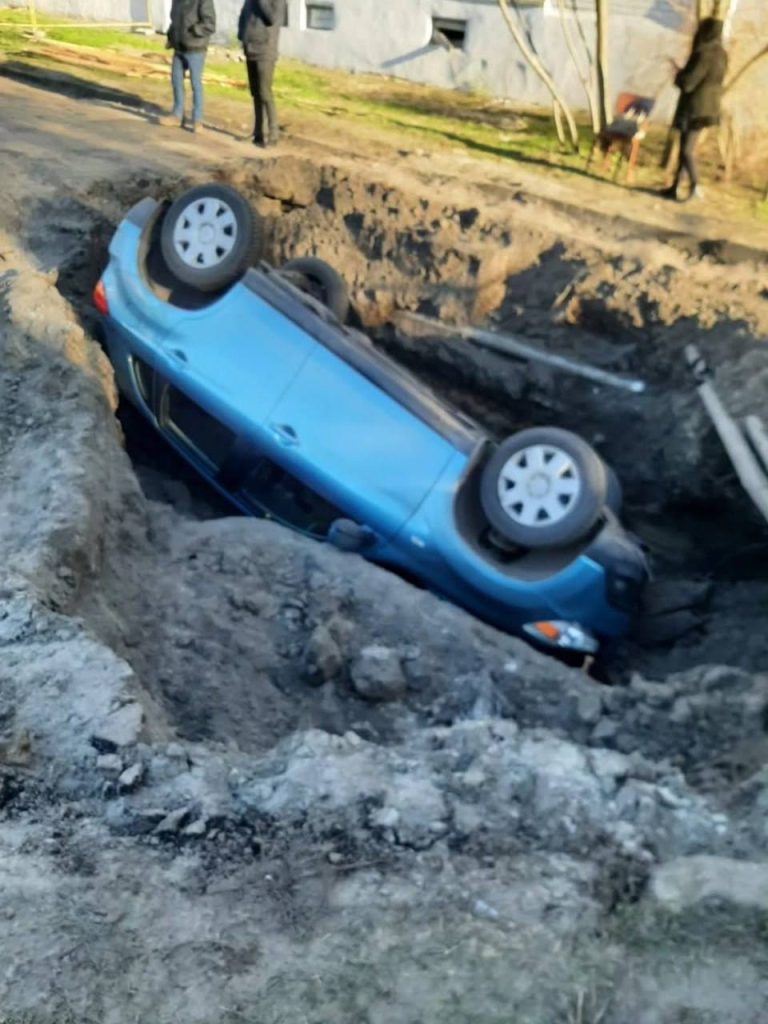 В Пинске пенсионерка на авто провалилась в яму