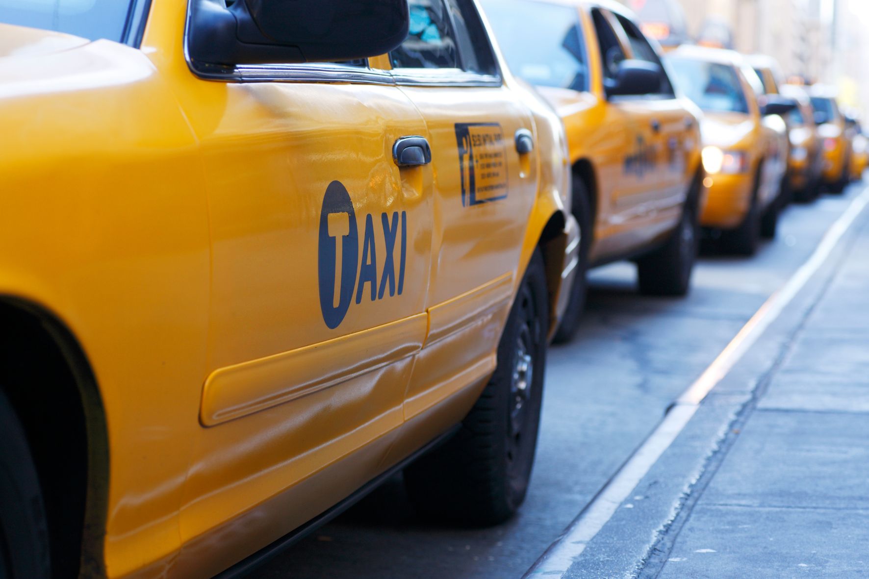 «Тройной обман»: как такси-компания скрывала миллионы