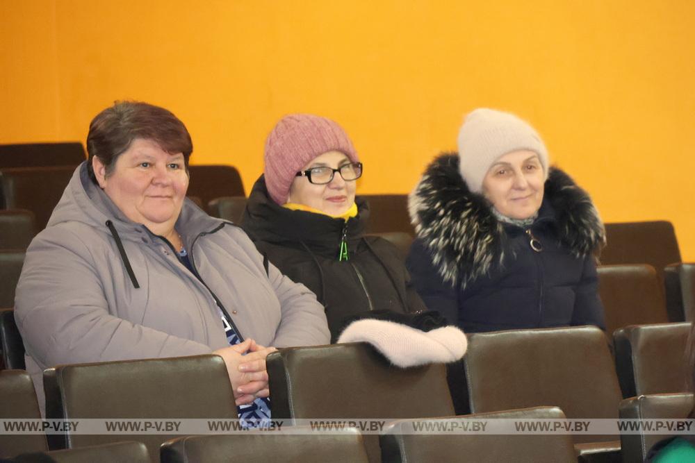 Представители власти встретились с жителями деревни Сошно Пинского района Представители власти встретились с жителями деревни Сошно Пинского района