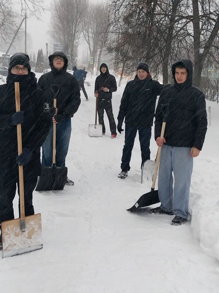 Студенты колледжа проявили доброту, расчищая снег для пожилых граждан Студенты колледжа проявили доброту, расчищая снег для пожилых граждан
