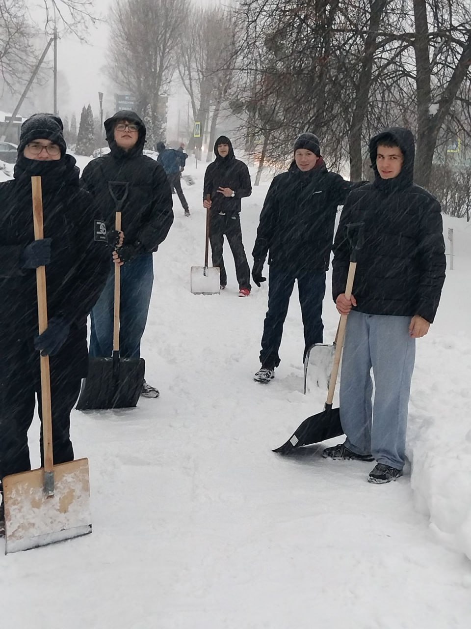 Студенты колледжа проявили доброту, расчищая снег для пожилых граждан