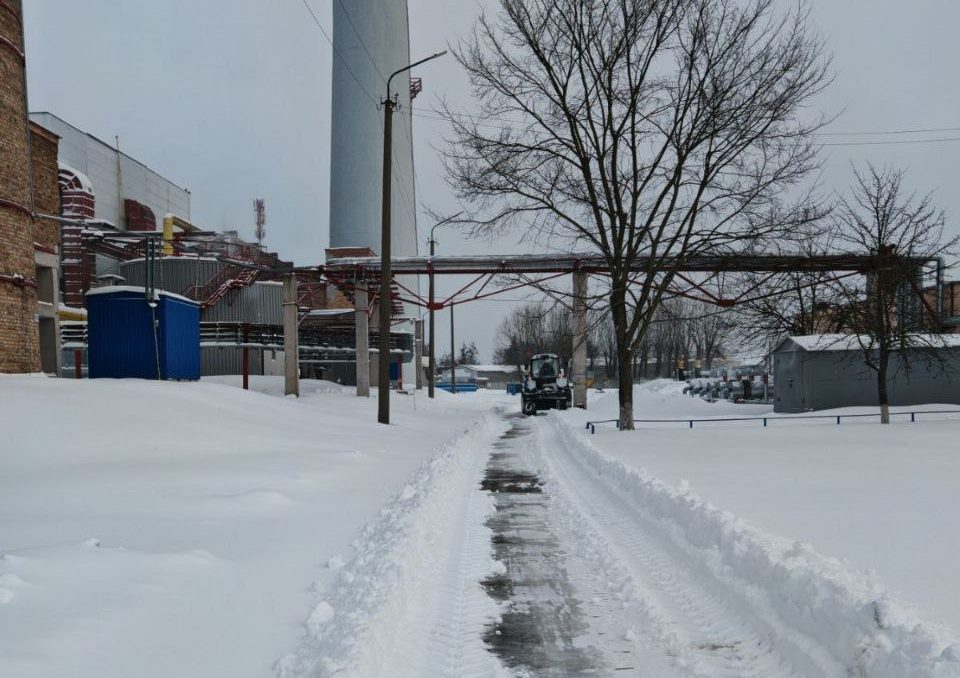 Работники филиала Пинские тепловые сети принимают активное участие в уборке снега