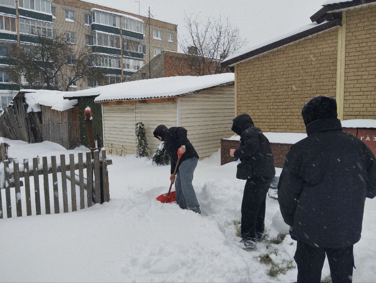 Студенты колледжа проявили доброту, расчищая снег для пожилых граждан