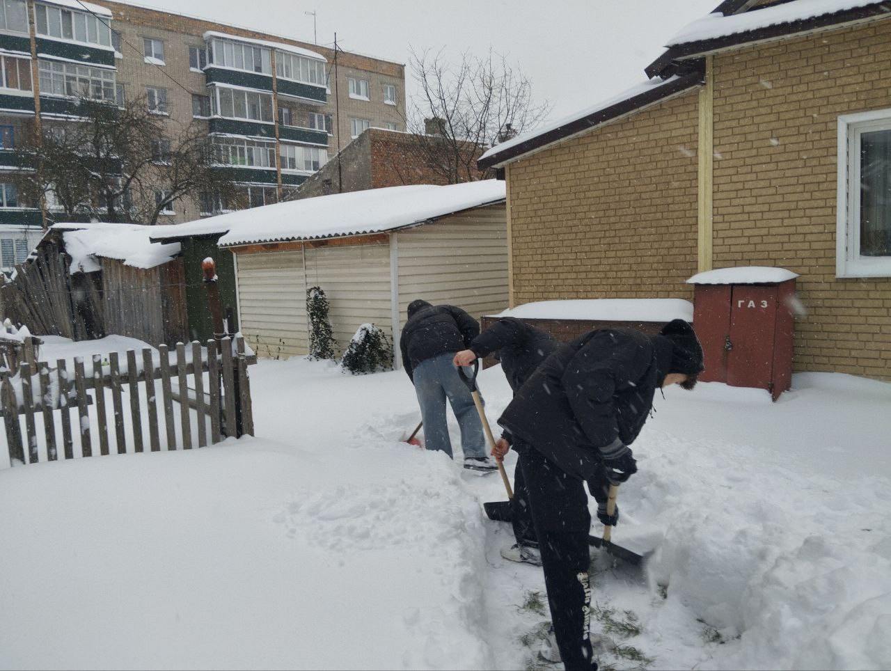 Студенты колледжа проявили доброту, расчищая снег для пожилых граждан