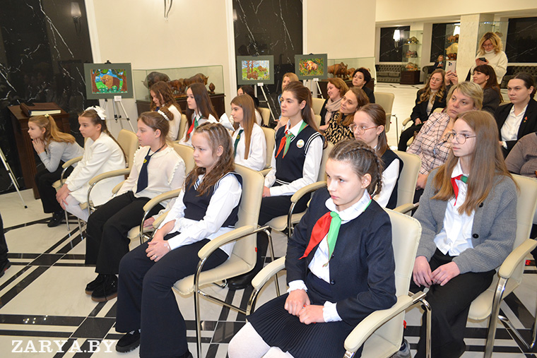 Три рисунка школьников из района украсили календарь облисполкома на 2026 год