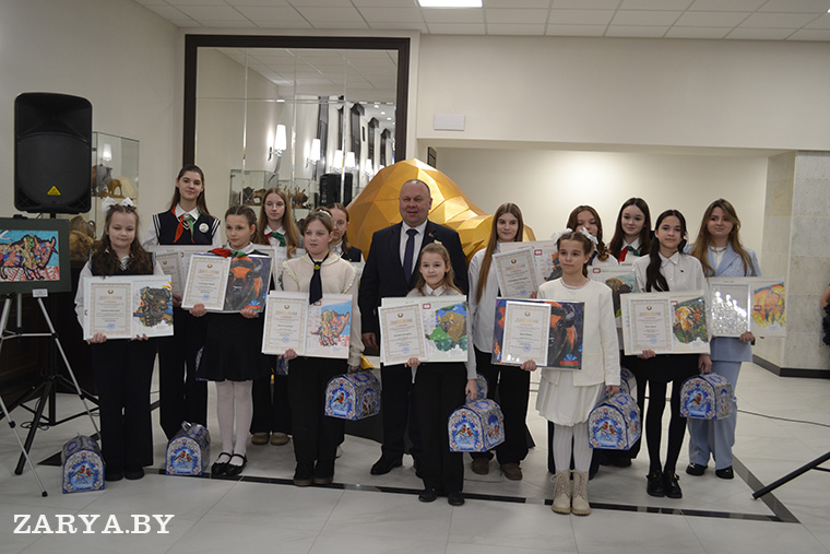 Три рисунка школьников из района украсили календарь облисполкома на 2026 год