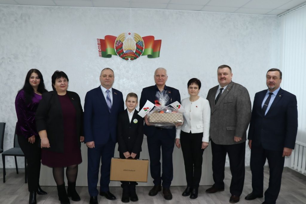 Школьник из Ласицка получил ноутбук в подарок