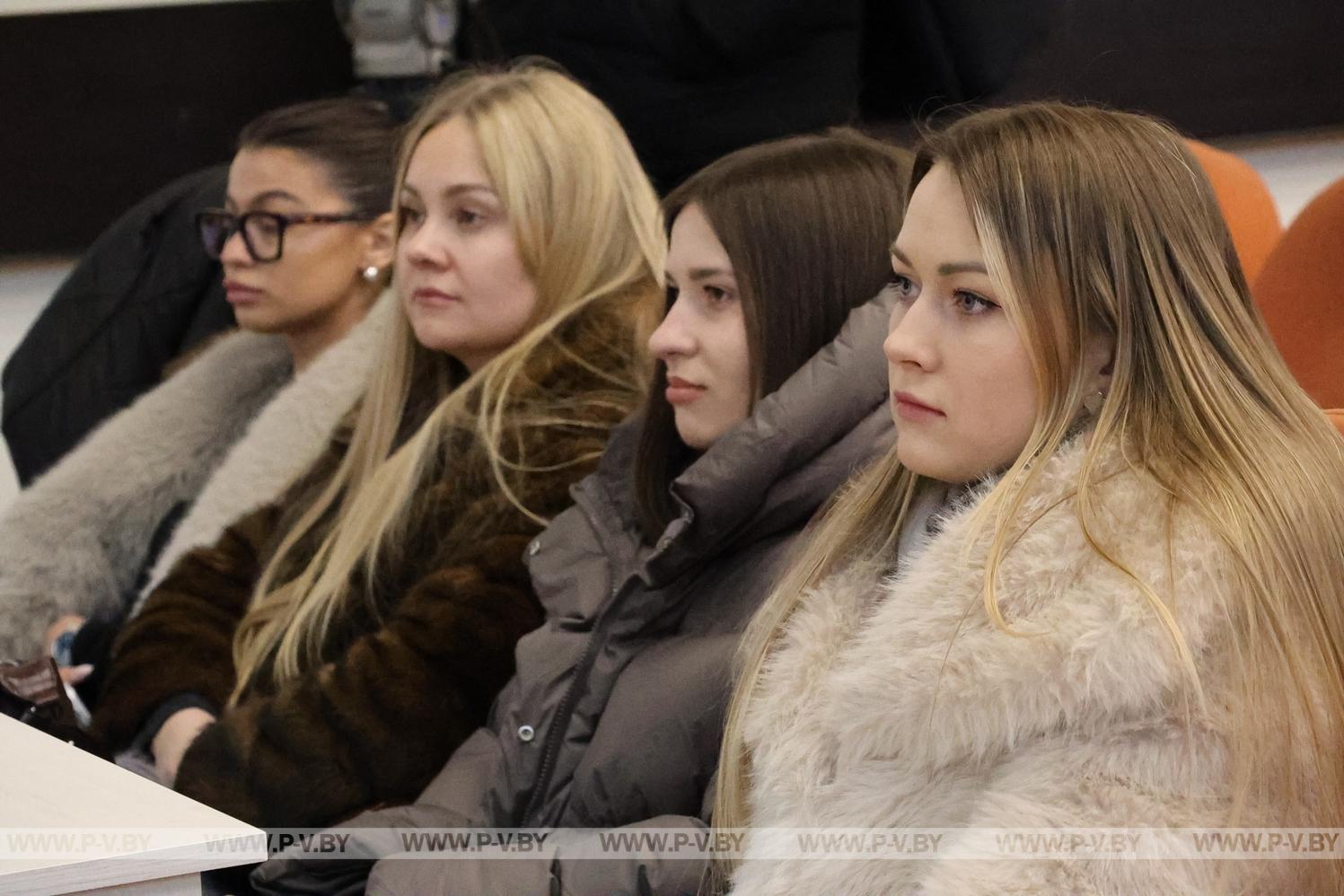 Блогеры Пинска увидели, как создаётся промышленная мощь города