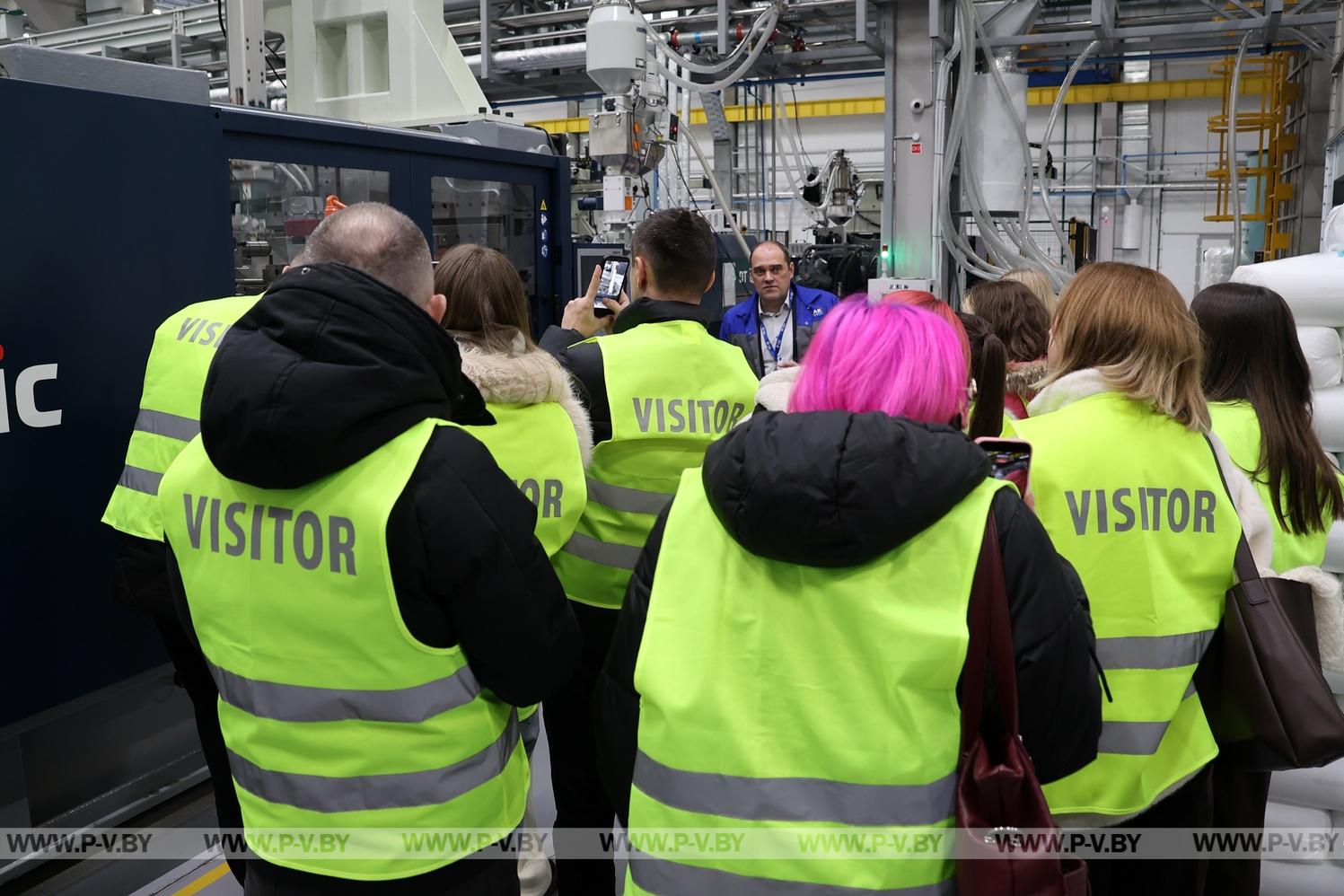 Блогеры Пинска увидели, как создаётся промышленная мощь города