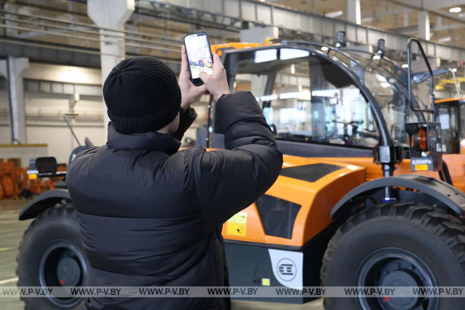 Блогеры Пинска увидели, как создаётся промышленная мощь города