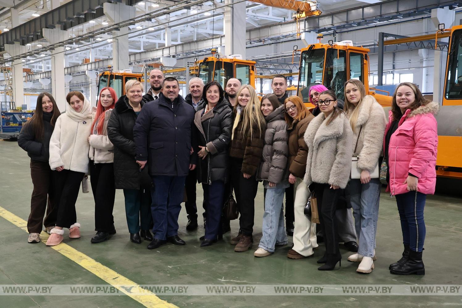 Блогеры Пинска увидели, как создаётся промышленная мощь города