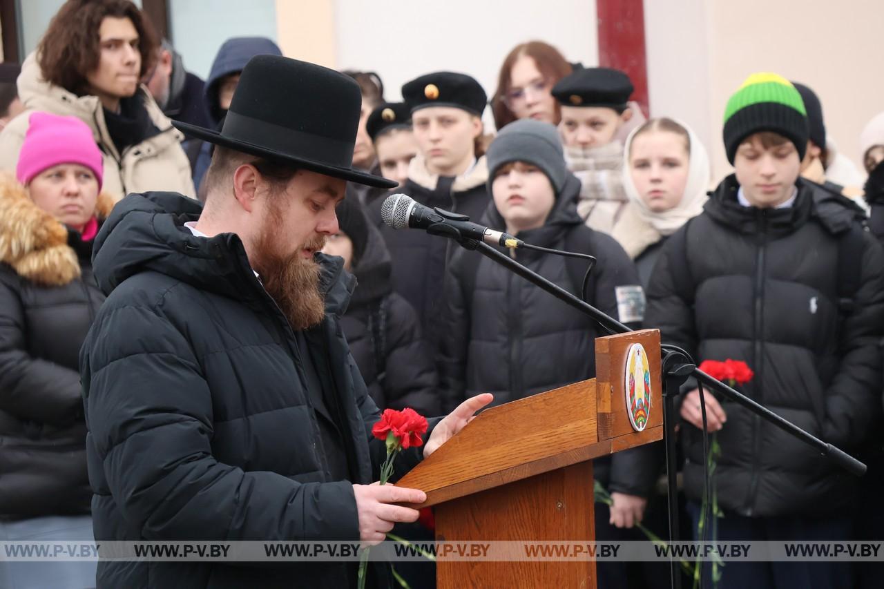 Митинг-реквием "Пусть свеча памяти горит!.." прошел в Пинске